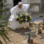 Copertina di Il viaggio di Papa Leone a Lampedusa 13 anni dopo Francesco: la prima tappa al cimitero per omaggiare i migranti morti in mare