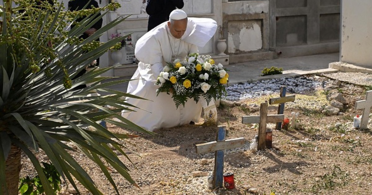 il viaggio di papa leone a lampedusa 13 anni dopo francesco la prima tappa al cimitero per omaggiare i migranti morti in mare da Ilfattoquotidiano.it il viaggio di papa leone a lampedusa 13 anni dopo francesco la prima tappa al cimitero per omaggiare i migranti morti in mare