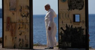 Copertina di Il viaggio di Papa Leone a Lampedusa – Al cimitero omaggia i morti, poi si rivolge all’Europa: “Inserisca il soccorso in mare nel piano migrazioni”