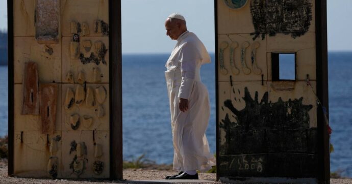 Copertina di Il viaggio di Papa Leone a Lampedusa – Al cimitero omaggia i morti, poi si rivolge all’Europa: “Inserisca il soccorso in mare nel piano migrazioni”