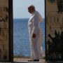 Copertina di Il viaggio di Papa Leone a Lampedusa – Al cimitero omaggia i morti, poi si rivolge all’Europa: “Inserisca il soccorso in mare nel piano migrazioni”