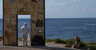 Copertina di Papa Leone attraversa la Porta d’Europa a Lampedusa e scende da solo sulla scogliera. La papalina vola via