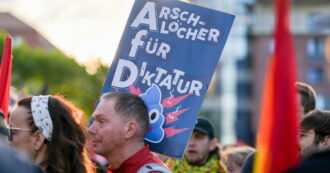 Germania, 20 mila persone in piazza contro il congresso dell’estrema destra di AfD. Weidel: “Odio contro di noi, ma saremo sempre più forti”
