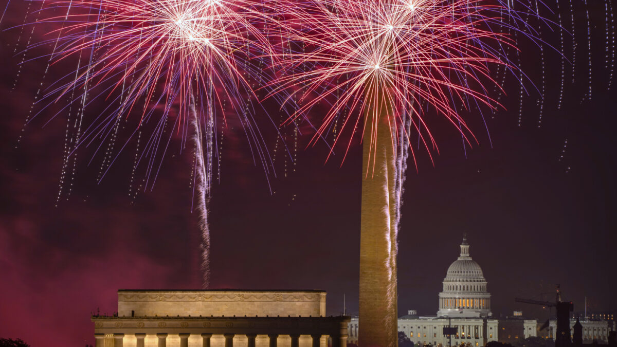 “Torre di controllo, un fuoco d’artificio ha colpito l’aereo, abbiamo sentito un grande botto”: paura sul volo Delta durante i festeggiamenti del 4 luglio, l’audio choc dei piloti