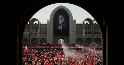 Copertina di Khamenei, milioni di persone alla preghiera funebre. L’ayatollah: “Punizione per chi l’ha ucciso, la guerra non è finita”. Assente il figlio Mojtaba