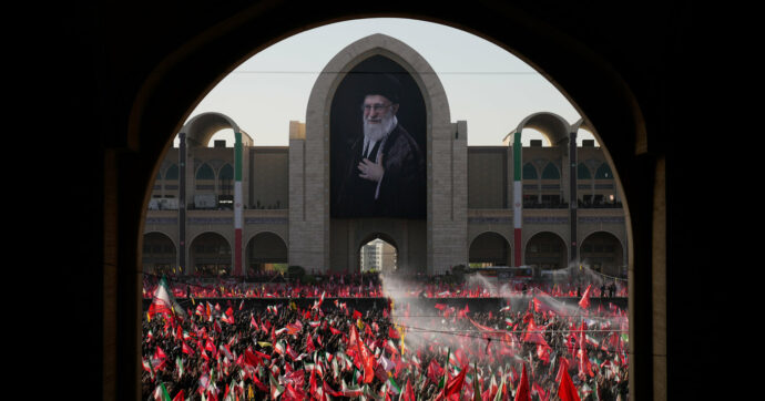 Copertina di Iran, milioni di persone alla preghiera funebre per Khamenei. L’ayatollah: “Punizione per chi l’ha ucciso, la guerra non è finita”. Assente Mojtaba