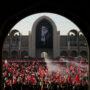 Copertina di Iran, milioni di persone alla preghiera funebre per Khamenei. L’ayatollah: “Punizione per chi l’ha ucciso, la guerra non è finita”. Assente Mojtaba