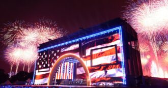 Copertina di Stati Uniti, lo show pirotecnico da record: 850mila fuochi d’artificio in 40 minuti. Allarme per l’inquinamento dell’aria