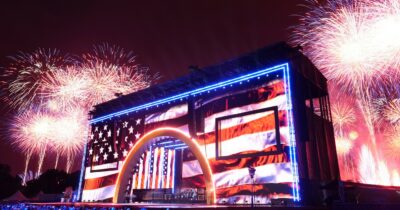 Copertina di Stati Uniti, lo show pirotecnico da record: 850mila fuochi d’artificio in 40 minuti. Allarme per l’inquinamento dell’aria