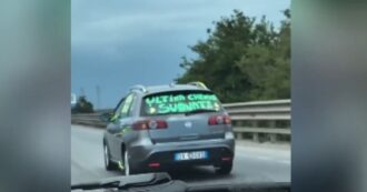 Copertina di “Mio figlio non è ancora guarito, ma il tumore risponde. Nessun trionfalismo, volevo dare speranza a chi vive questo calvario”: parla il papà dell’auto con la scritta virale “Ultima chemio”