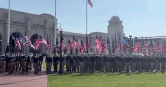 Centinaia di suprematisti bianchi con il volto coperto sfilano a Washington per il 4 luglio