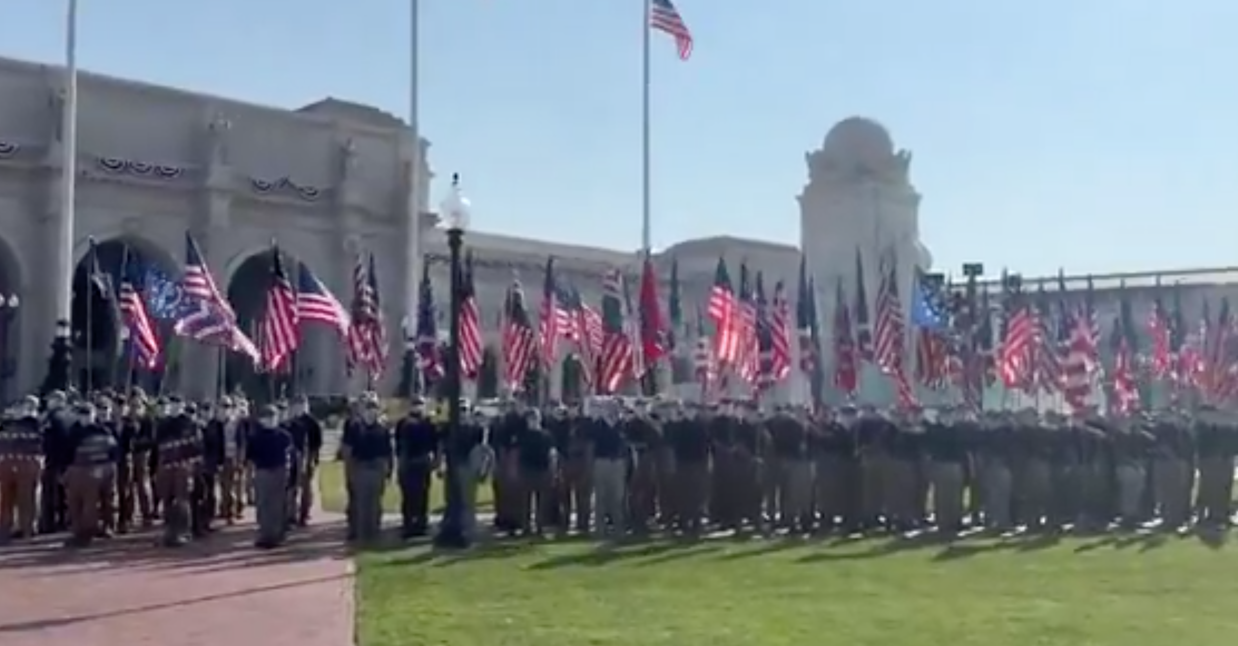 centinaia di suprematisti bianchi con il volto coperto sfilano a washington per il 4 luglio le immagini da Ilfattoquotidiano.it centinaia di suprematisti bianchi con il volto coperto sfilano a washington per il 4 luglio le immagini