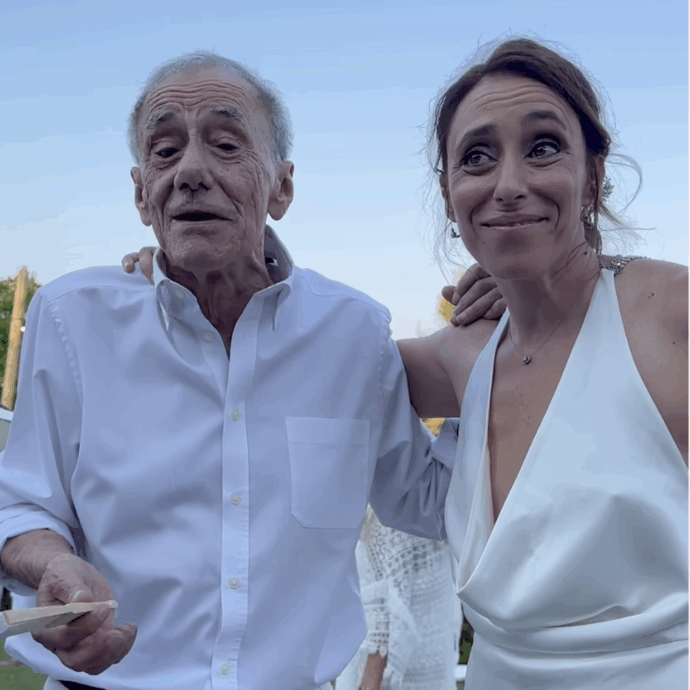 “Ora abbiamo una cosa in comune, siamo sposati tutti e due. All’inizio sembra che vada bene, poi diventa un casino mai visto, tremendo”: Roberto Vecchioni e le nozze della figlia Francesca