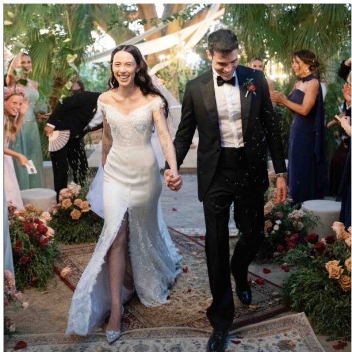 “In un’epoca allo sbando, vedere due ragazzi felici e innamorati è un miracolo”: Aurora Ramazzotti e Goffredo Cerza si sono sposati, i look (con l’omaggio a mamma Michelle) e la dedica di Eros