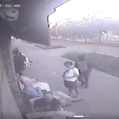 Copertina di Il 22enne che ha aggredito un uomo in un bar a Milano: “Mi sono divertito, appena esco lo rifaccio”. Verifiche su disturbi psichici. Contestata la premeditazione