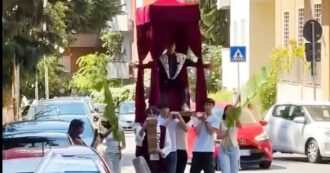 Si presenta alla maturità su un baldacchino portato a spalla dagli amici. Video virale (con qualche polemica)