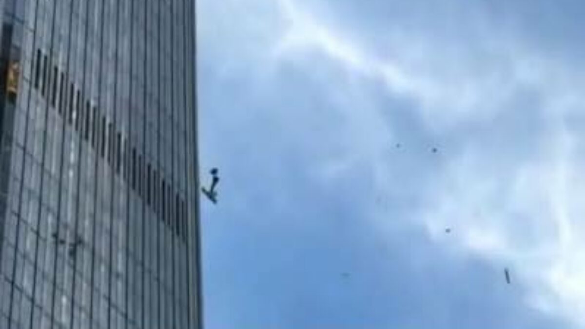 “Ha sfiorato la collisione con un aereo di linea e si è schiantato contro il grattacielo più alto della città. Il pilota soffriva d’insonnia cronica e ansia, è morto sul colpo”: i dettagli dell’incidente di un ultraleggero a Pechino