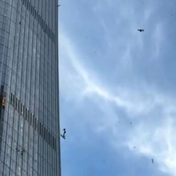 “Ha sfiorato la collisione con un aereo di linea e si è schiantato contro il grattacielo più alto della città. Il pilota soffriva d’insonnia cronica e ansia, è morto sul colpo”: i dettagli dell’incidente di un ultraleggero a Pechino