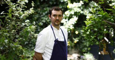 Copertina di È morto a 44 anni lo chef stellato Bertrand Grébaut: stroncato da un tumore. Il dolore del socio Théo Pourriat e l’omaggio della critica: “Era il capo di una generazione, ha rivoluzionato la cucina francese”