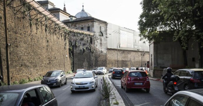 Lancia un tronco e una pietra di 9 chili sulle auto in transito a Roma: arrestato 29 enne