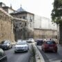 Copertina di Lancia un tronco e una pietra di 9 chili sulle auto in transito a Roma: arrestato 29 enne