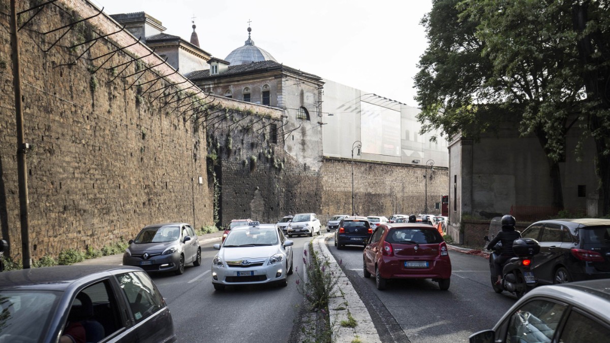 lancia un tronco e una pietra di 9 chili sulle auto in transito a roma arrestato 29 enne da Ilfattoquotidiano.it lancia un tronco e una pietra di 9 chili sulle auto in transito a roma arrestato 29 enne