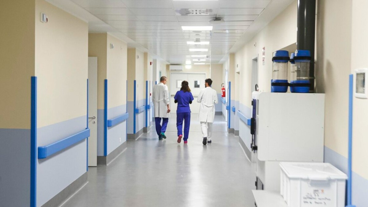migliora il 55enne accoltellato nel bar di milano al vaglio degli investigatori i fogli con frasi sconnesse trovate al 22enne arrestato da Ilfattoquotidiano.it migliora il 55enne accoltellato nel bar di milano al vaglio degli investigatori i fogli con frasi sconnesse trovate al 22enne arrestato