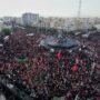 Copertina di Khamenei, la salma in processione per le strade di Teheran: milioni di persone già dall’alba. Striscioni contro Trump