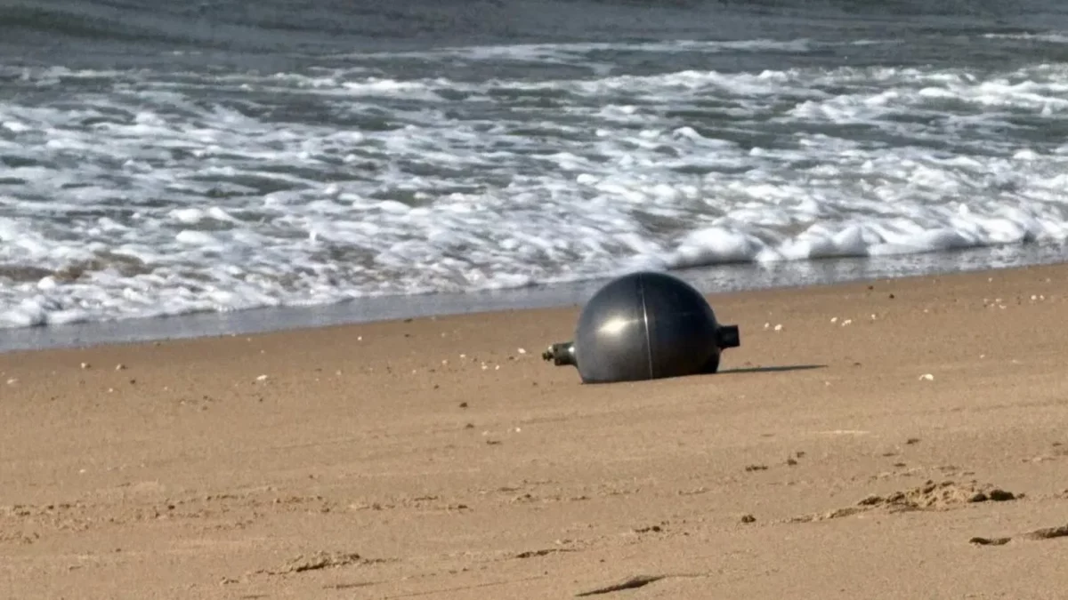 “Se le vedete non toccatele, allontanatevi subito e chiamate i servizi di emergenza”: piovono “palle spaziali” sulle spiagge australiane, sei misteriose sfere di metallo fanno scattare l’allerta