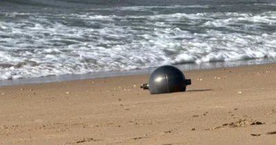 Copertina di “Se le vedete non toccatele, allontanatevi subito e chiamate i servizi di emergenza”: piovono “palle spaziali” sulle spiagge australiane, sei misteriose sfere di metallo fanno scattare l’allerta