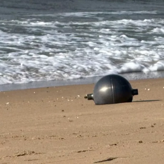 “Se le vedete non toccatele, allontanatevi subito e chiamate i servizi di emergenza”: piovono “palle spaziali” sulle spiagge australiane, sei misteriose sfere di metallo fanno scattare l’allerta