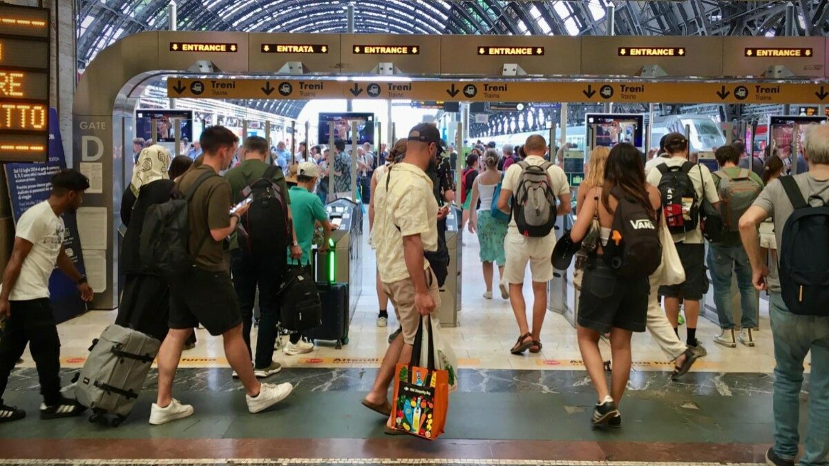 Treni, l’Italia è divisa in due: iniziati i lavori di sostituzione di un ponte a Firenze. Altri ritardi per guasti a Milano e sulla linea alternativa Tirrenica