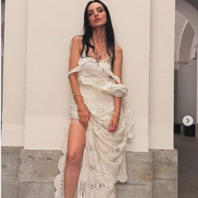 “Perché comprare un vestito se puoi usare una tovaglia?”: Arisa perde i bagagli e si esibisce indossando una stoffa comprata in un mercatino