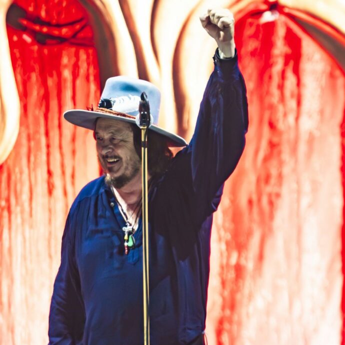 Zucchero: “L’Eurovision fa cag**e, ma ci deve andare uno coi cog***ni. Nobel per la pace al popolo di Lampedusa? Sì, basta che non lo diano a Trump. Non oserei mai contraddire De Gregori in pubblico”