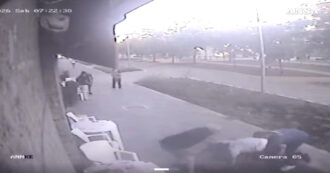 Copertina di Accoltellamento per strada a Milano, le immagini del momento in cui Saidilly colpisce il 55enne alle spalle – Video