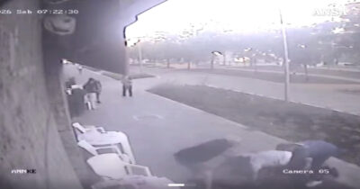 Copertina di Accoltellamento per strada a Milano, le immagini del momento in cui Saidilly colpisce il 55enne alle spalle – Video