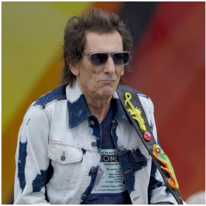 “Lei mi chiedeva ‘che faccio?’ e io le ho detto ‘tutti sanno che nella bottiglietta hai la vodka. Rimettiti in sesto e sali sul palco”: così Ronnie Wood a Amy Winehouse