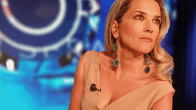Copertina di “Sto attraversando un periodo difficile, la mia famiglia ha bisogno di me. Ci sono momenti nella vita in cui è giusto ascoltare i segnali…”: Francesca Barra lascia la conduzione di 4 di Sera