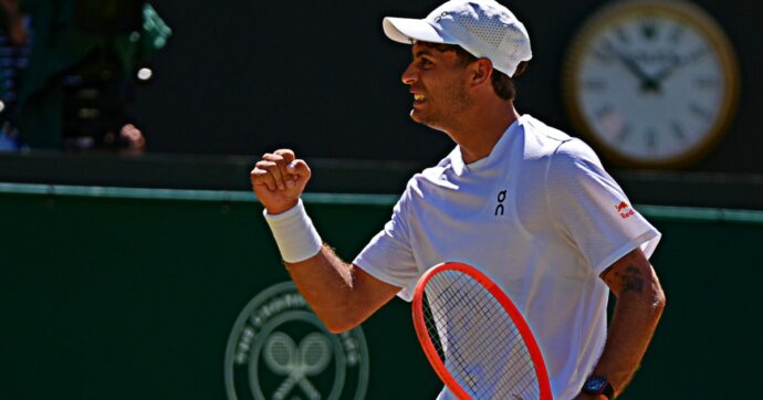 Cobolli è super: batte De Minaur in tre set e torna ai quarti di Wimbledon. “Mi sentivo stanco, fa caldissimo. Ma ora devo trovare una casa”