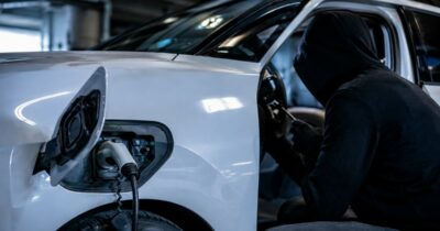 Copertina di Furti d’auto, il nuovo trend. Elettriche e ibride vengono smontate pezzo per pezzo