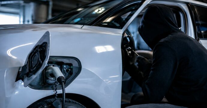 Furti d’auto, il nuovo trend. Elettriche e ibride vengono smontate pezzo per pezzo