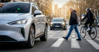 Auto elettriche più sicure? Sì, ma aumentano i rischi per chi va a piedi