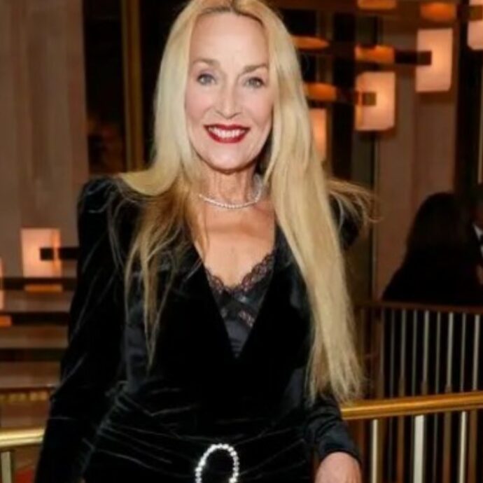 “Guardate le foto degli Oscar. Quelle donne fanno paura. Io ho 70 anni e tantissime rughe, non mi danno fastidio. Il mio stile di vita? Ho eliminato gli zuccheri, ma bevo vino e fumo”: così Jerry Hall