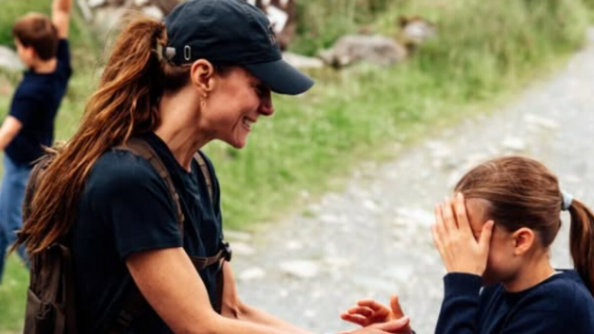 Kate Middleton pubblica nuove foto dopo la sfida delle tre montagne: l’abbraccio con il principe William e i tre figli George, Charlotte e Louis