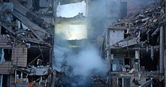 Copertina di Pioggia di missili russi su Kiev: 14 morti. L’Ucraina accusa Mosca di “crimine di guerra” e Zelensky chiede i Patriot a Usa e Ue
