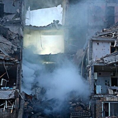 Copertina di Pioggia di missili russi su Kiev: 14 morti. L’Ucraina accusa Mosca di “crimine di guerra” e Zelensky chiede i Patriot a Usa e Ue