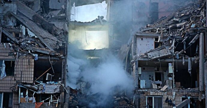 Pioggia di missili russi su Kiev: almeno 11 morti. L’Ucraina accusa Mosca di “crimine di guerra”, il Cremlino: “Colpiti obiettivi militari”
