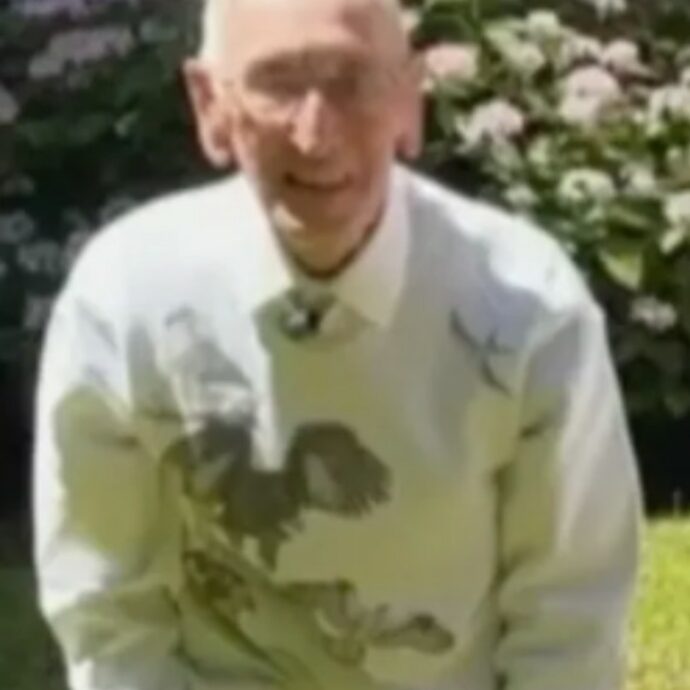 “Ho 98 anni, faccio 40 flessioni al giorno e spero di continuare anche a 100. Ora riesco persino nella posizione del ‘corvo'”: la storia di Bill Kober