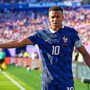 Copertina di Choc in Paraguay, insulti razzisti a Mbappé da una senatrice: “Succhiava noci di cocco anziché latte, gli esseri più istruiti che abbia mai ascoltato erano scimpanzé”. Lui risponde
