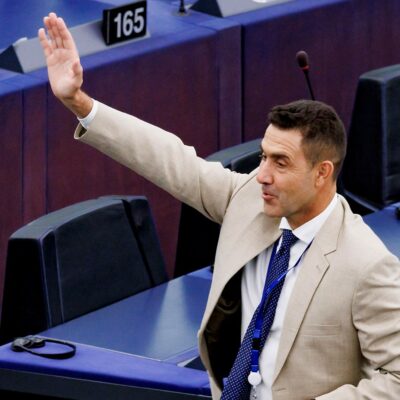 Copertina di “Vannacci è anti-democratico”: l’Ue vota oggi, Meloni lo salverà